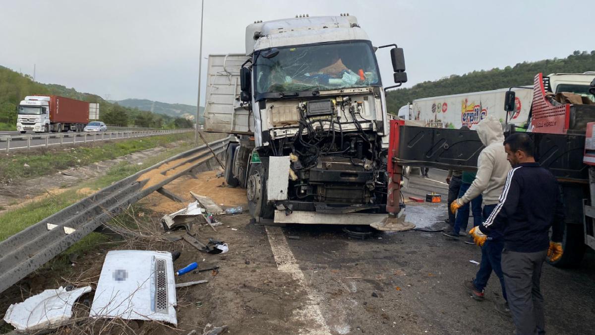 Bolu’da şoförünün uyuduğu buğday yüklü tır devrildi