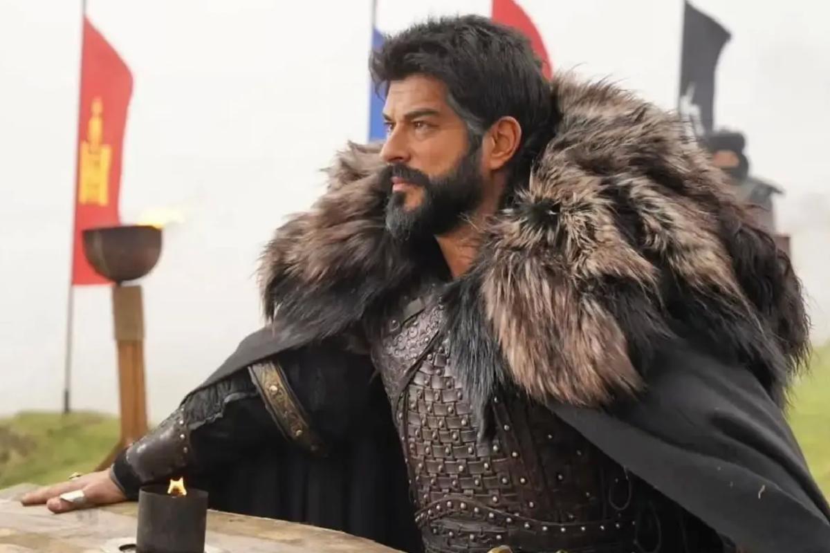 Burak Özçivit aşka geldi! Fahriye Evcen ile romantik paylaşım