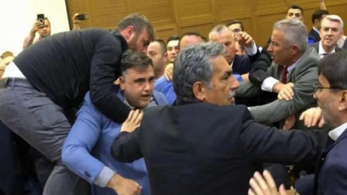 Bursa Büyükşehir Belediye Meclisi’nde arbede çıktı