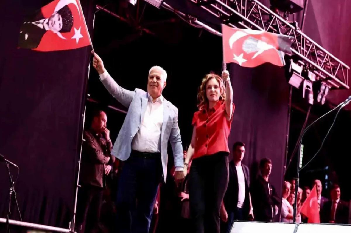 Bursa’da 19 Mayıs coşkusu “Mor ve Ötesi” ile tepe yaptı