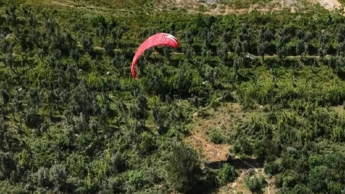 Bursa’da Ekstrem Spor: Genç Paraşütle Konutuna Uçtu