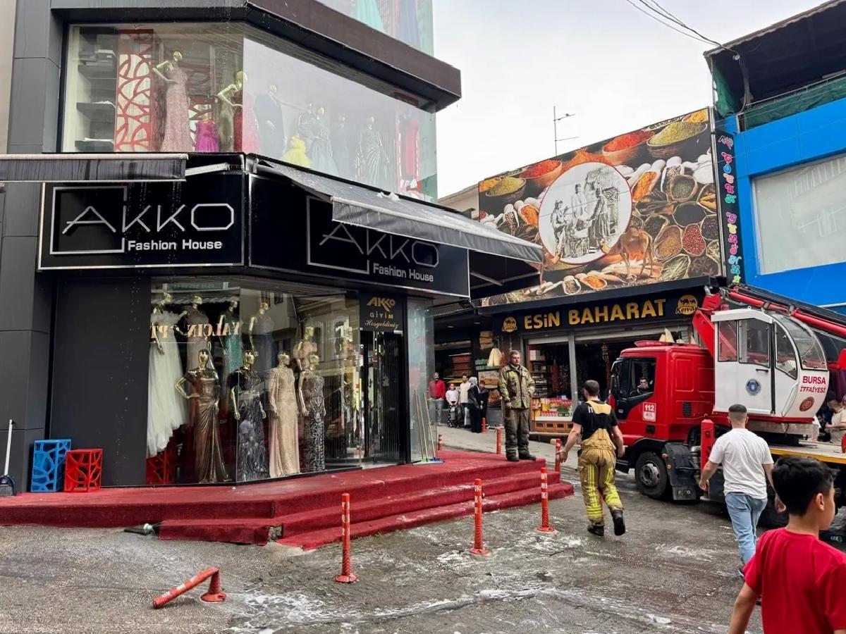 Bursa’da Giysi Mağazasında Yangın