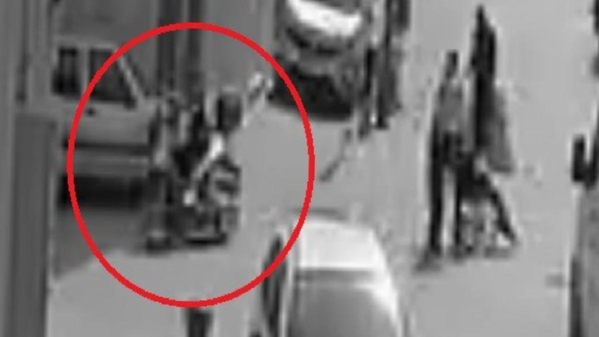 Bursa’da motosikletli kurye karşıya geçen bayana çarpıp kaçtı