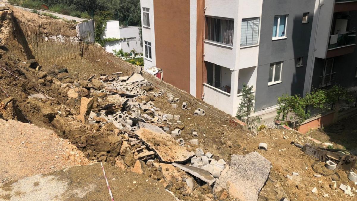 Bursa’da yol çöktü, mahalleli sarsıntıyı deprem zannetti