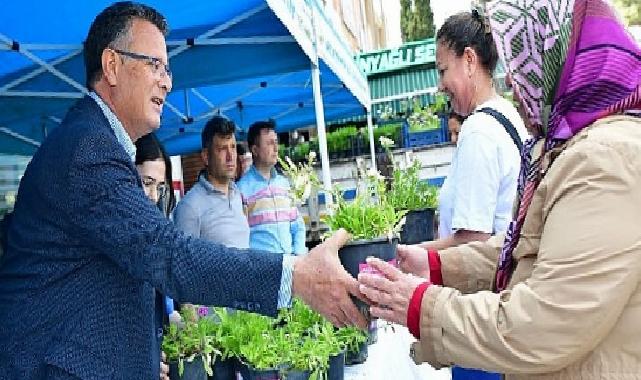 Büyükşehir Anneler Günü’nde çiçek dağıttı