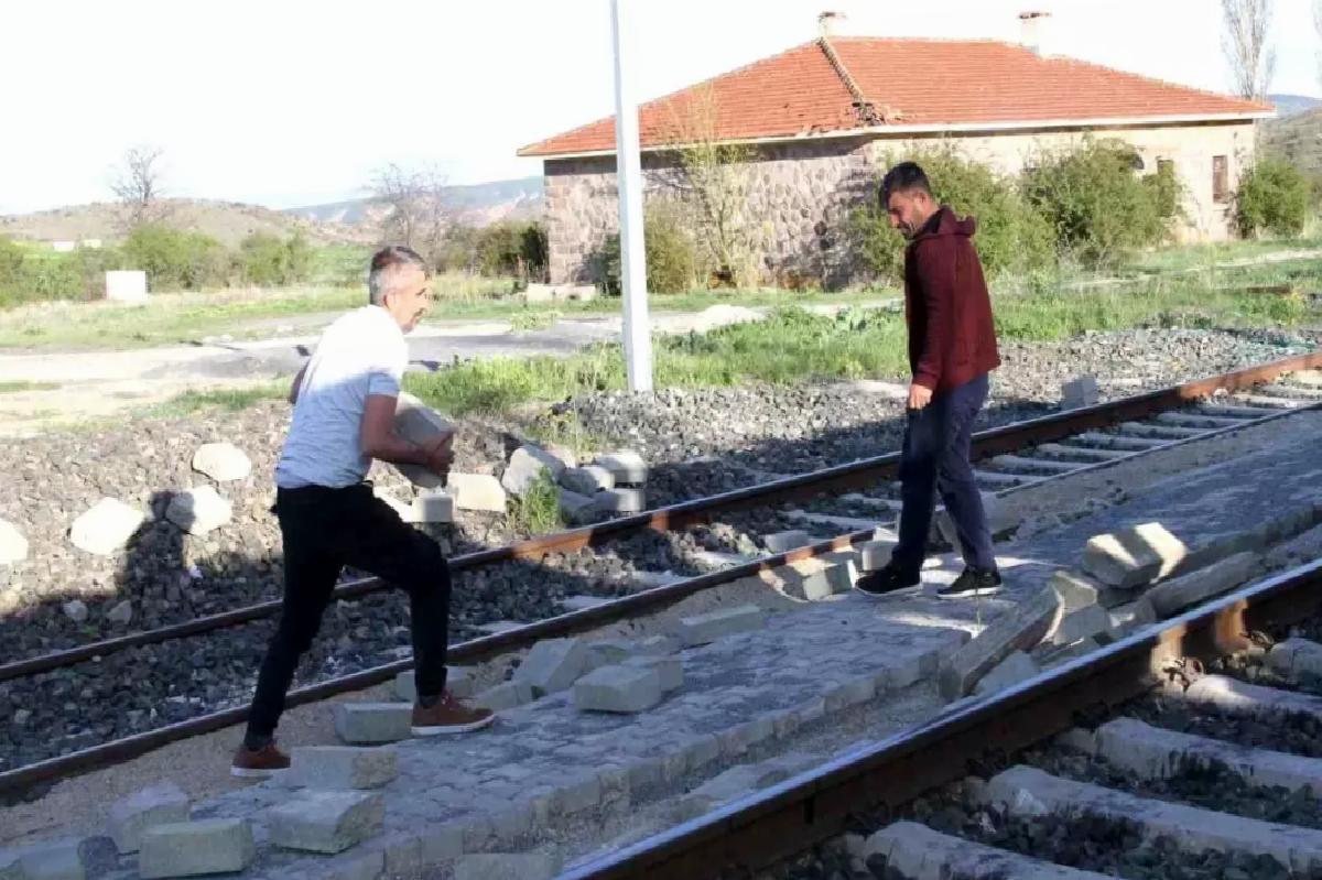 Çankırı’da Müteahhit Paraları Ödemedi, Çalışanlar Taşları Sökerek Reaksiyon Gösterdi