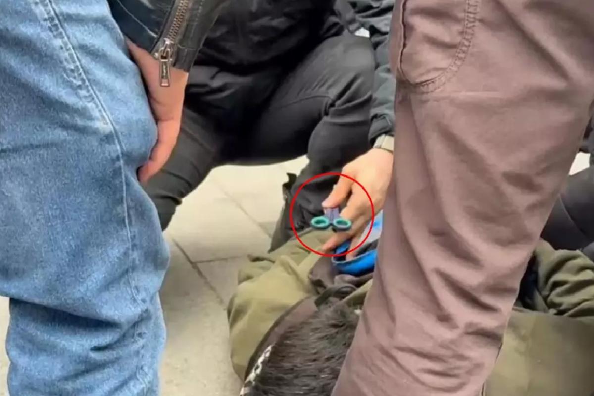 Çantasından makas çıkan göstericinin yanıtı polisi bile şaşırttı: Burun kıllarımı alıyorum