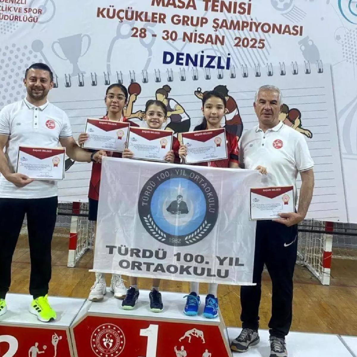 Çeşitti 100. Yıl Ortaokulu Kız Ekibi Şampiyon