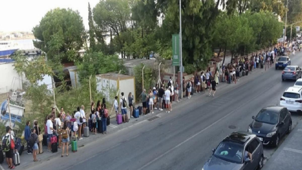 Çeşme’de Yunan adalarına tatile gitmek isteyenler uzun kuyruklar oluşturdu