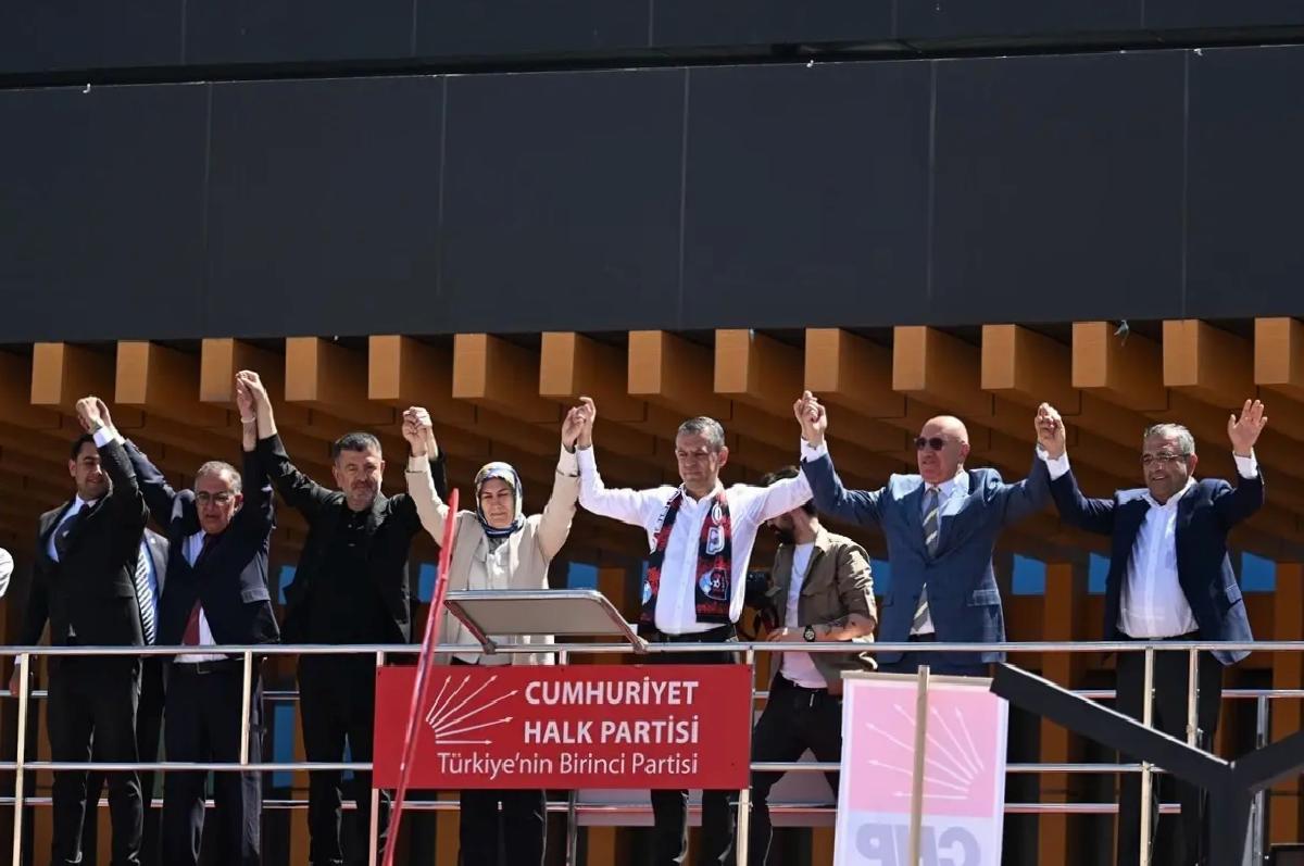 CHP Genel Başkanı Özel, partisinin Van mitinginde konuştu Açıklaması