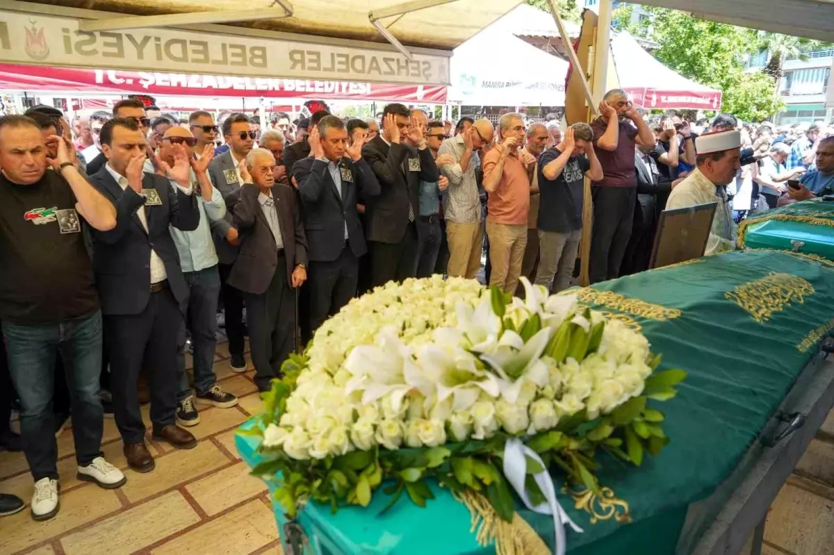 CHP Lideri Özgür Özel, Manisa’da Cenaze Merasimine Katıldı