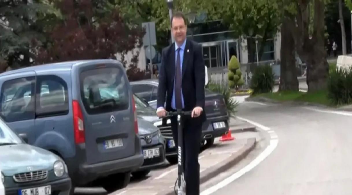 CHP’li Alp Skuterle Barış Kutladı