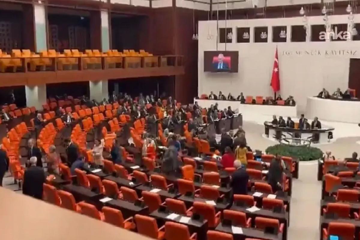 CHP’li vekiller Genel Kurulu terk etti
