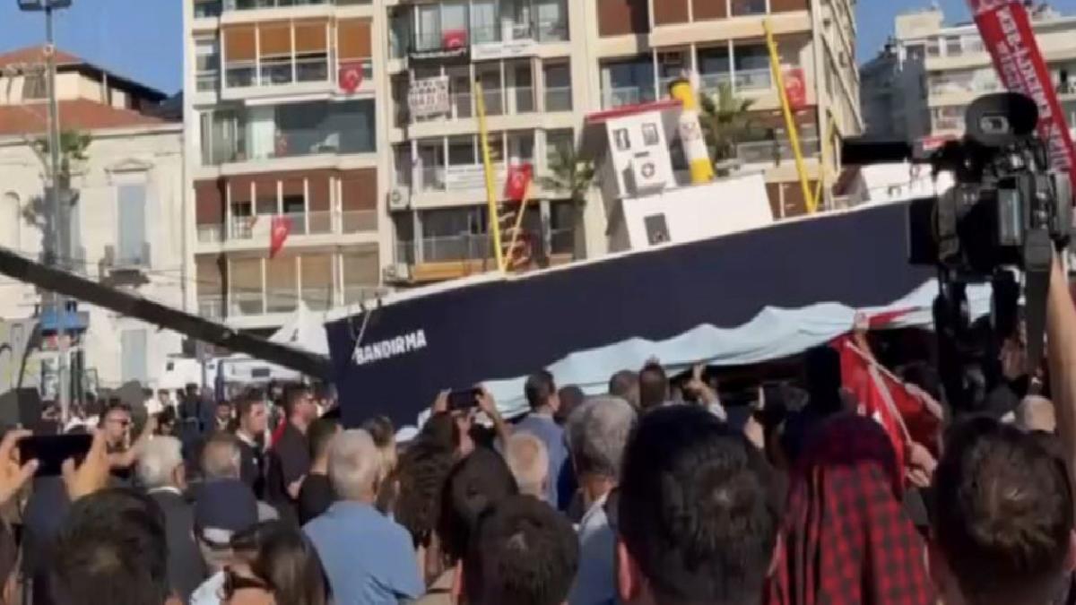 CHP’nin İzmir mitingine maket Bandırma Vapuru getirildi