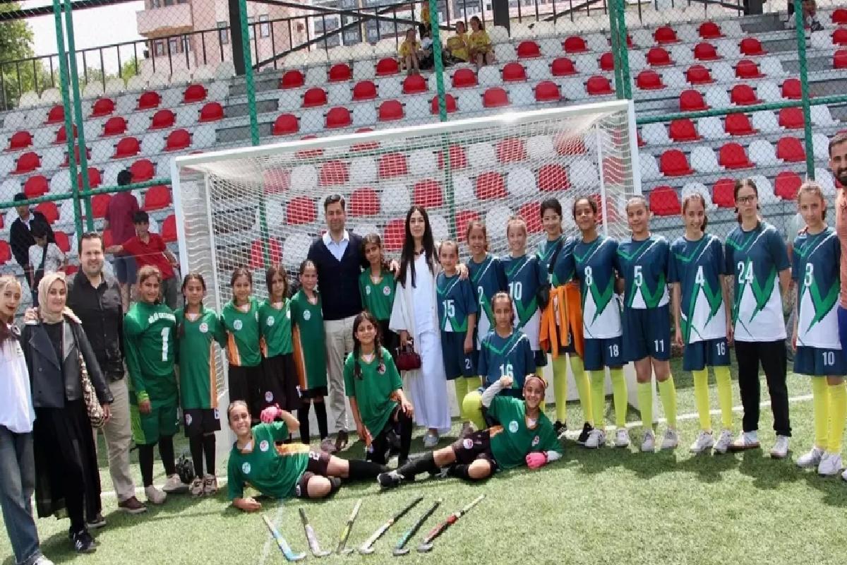 Çim Hokeyi Atletleri Çarşıbaşı’nı Gezdi