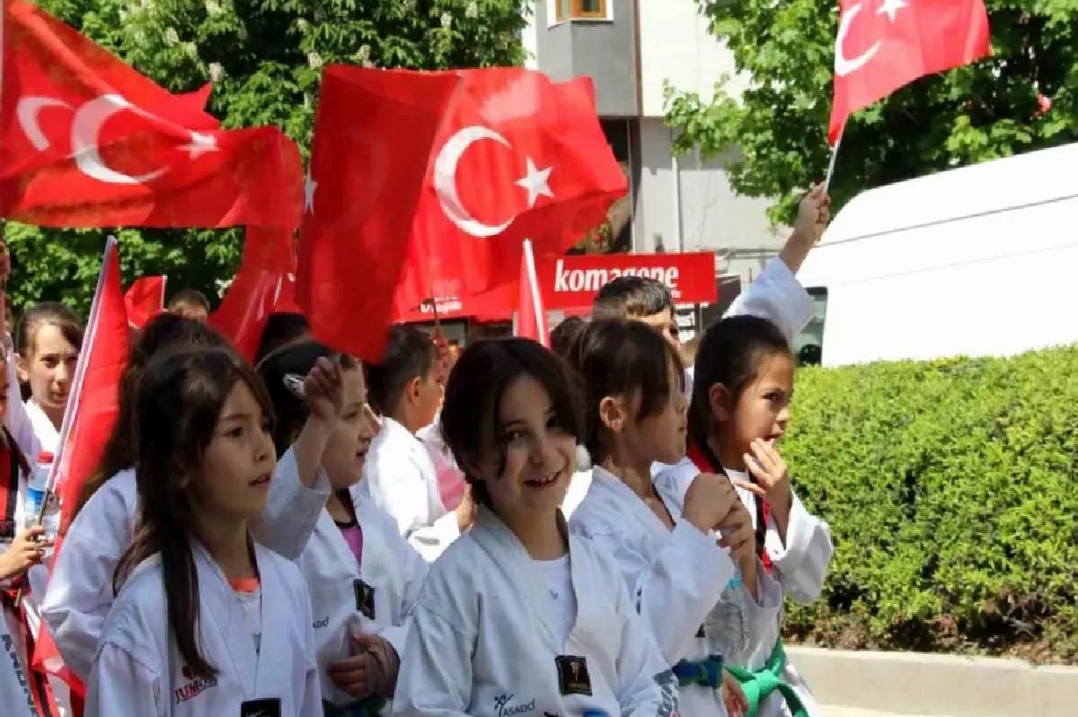 Çorum’da Aile ve Gençlik Haftası Kortej Yürüyüşü Düzenlendi