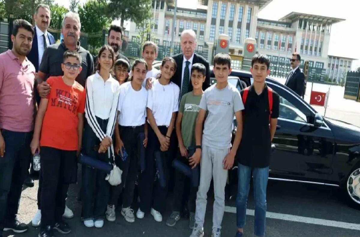 Cumhurbaşkanı Erdoğan, Adıyamanlı çocuklarla 15 Temmuz Şehitler Anıtı’nda buluştu