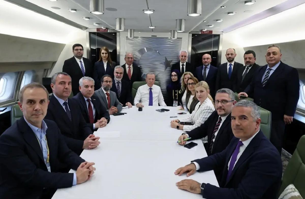 Cumhurbaşkanı Erdoğan, Arnavutluk ziyaretinin akabinde uçakta gazetecilerin sorularını yanıtladı: (1)