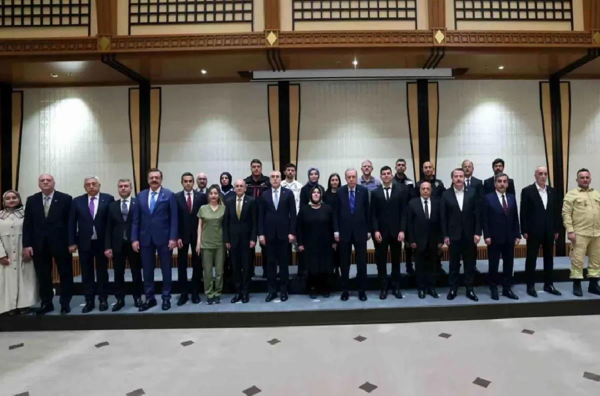 Cumhurbaşkanı Erdoğan çalışanlarla bir ortaya geldi