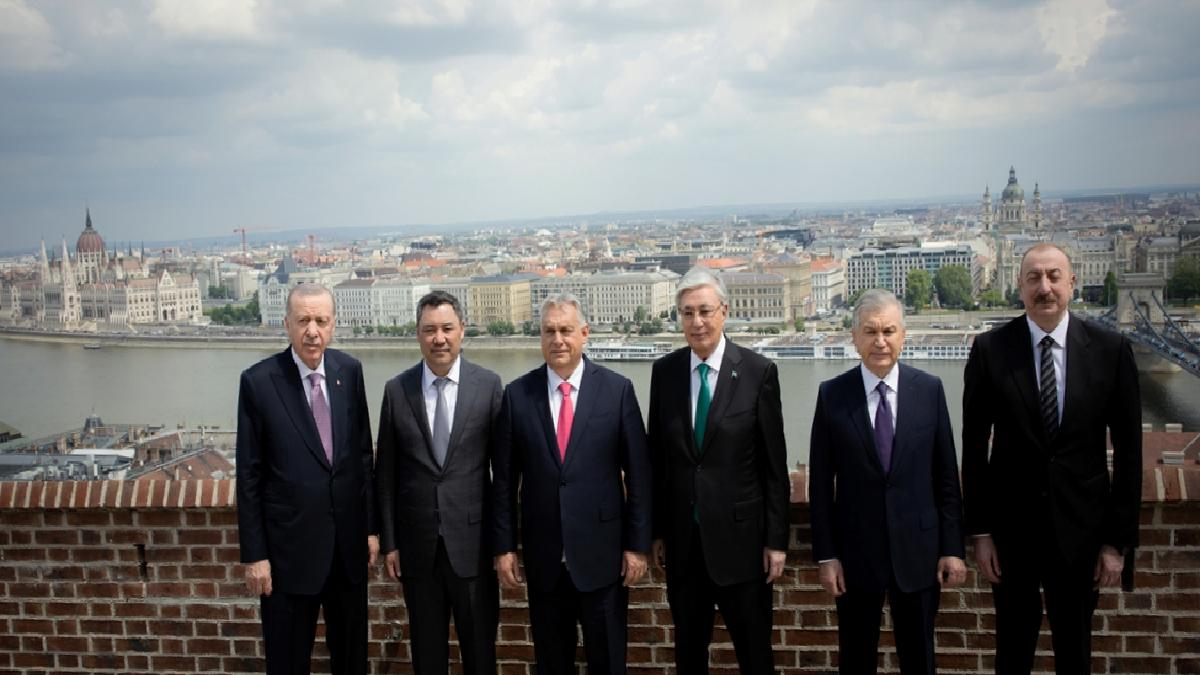 Cumhurbaşkanı Erdoğan Macaristan’da: Budapeşte’de hatıra fotoğrafı