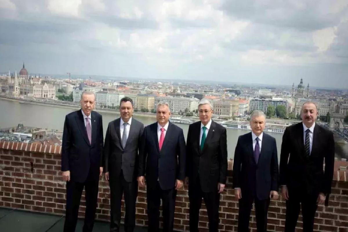 Cumhurbaşkanı Erdoğan, TDT önderleriyle Budapeşte görünümünde hatıra fotoğrafı çektirdi