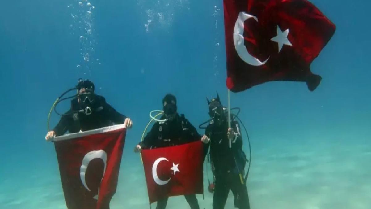 Dalgıçlar 19 Mayıs’ı Deniz Altında Kutladı