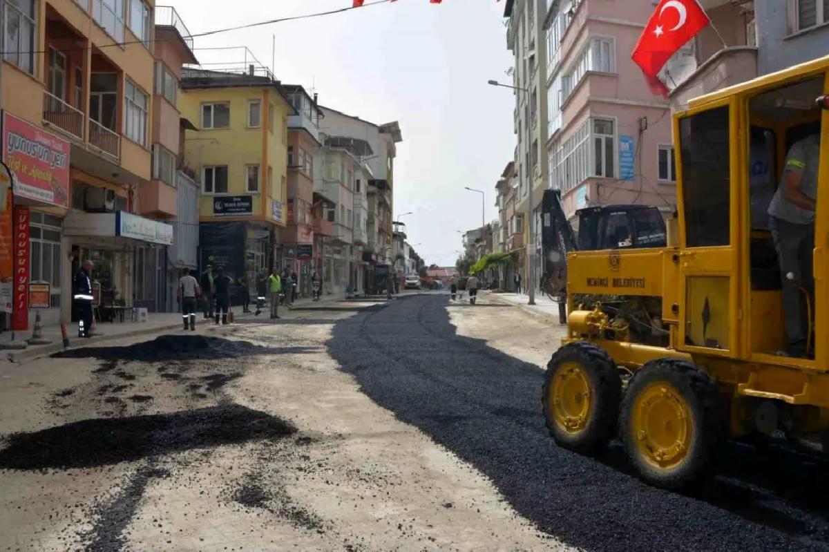 Demirci’de Ana Cadde Yollarına Sıcak Asfalt Çalışmaları Başladı
