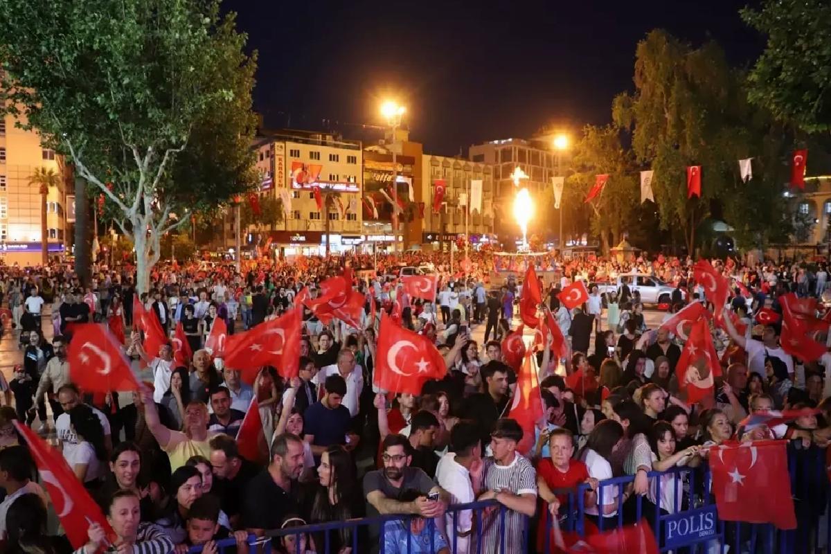 Denizli’de 19 Mayıs aktiflikleri kapsamında fener alayı düzenlendi