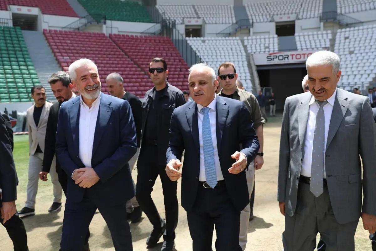 Diyarbakır Valisi Zorluoğlu, taban çalışmaları süren Diyarbakır Stadı’nda inceleme yaptı Açıklaması
