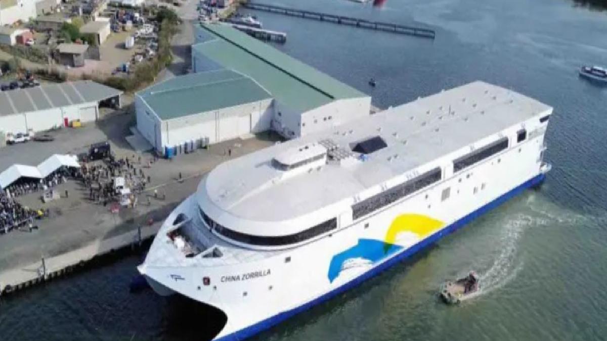 Dünyanın en büyük elektrikli feribotu denize indi