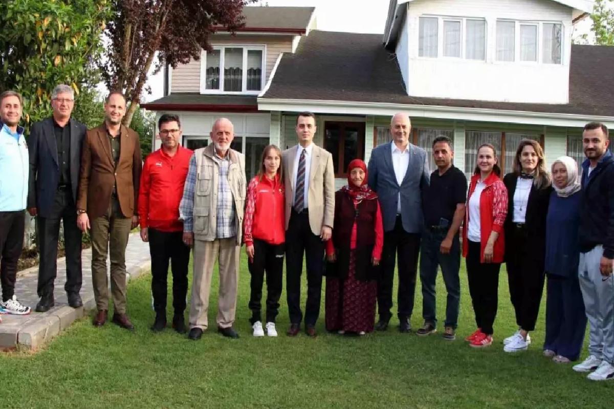 Düzce’de Gençlik Haftası Kutlamaları Kuraş Ulusal Sportmeni Ayşenaz Tosun’u Ziyaret ile Devam Etti