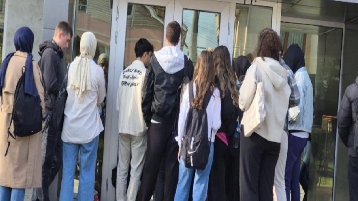 Düzce’de imtihana hazırlanan gençlerin kütüphane kuyruğu