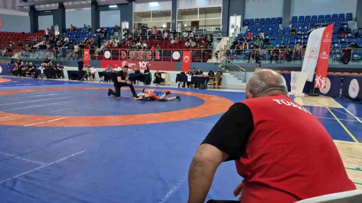Düzce’de Minikler Güreş Şampiyonası Başladı