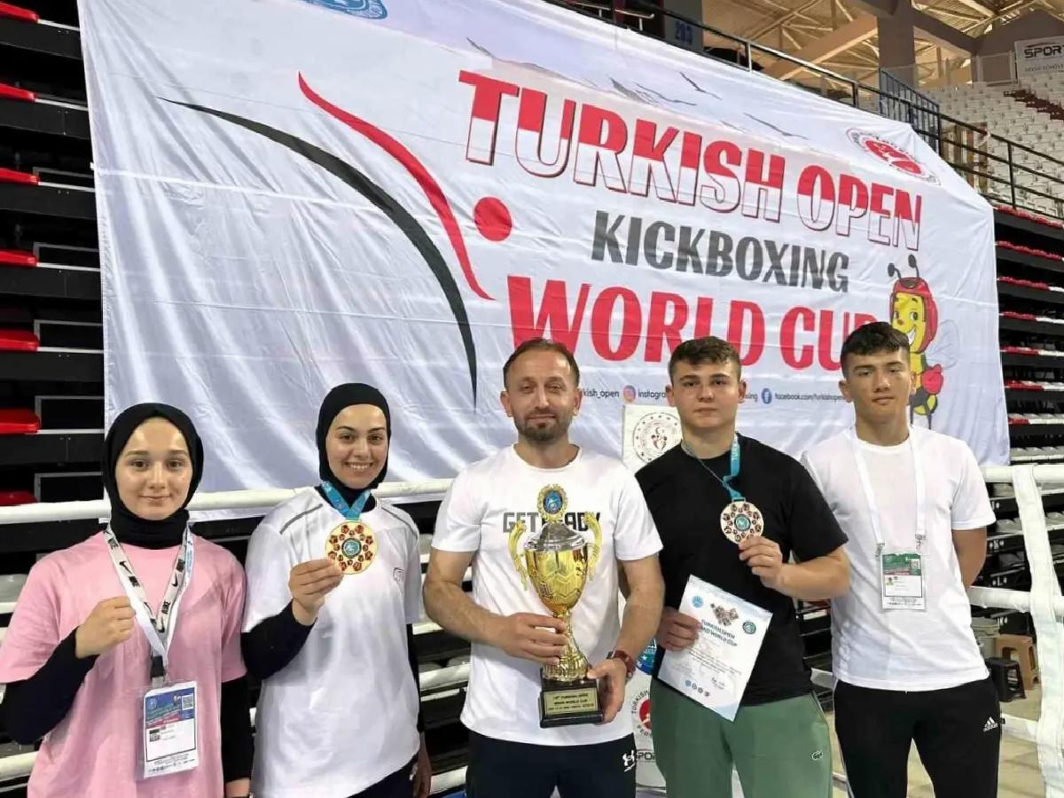 Düzceli Atletler Kick Boks Dünya Kupası’nda 3 Madalya Kazandı