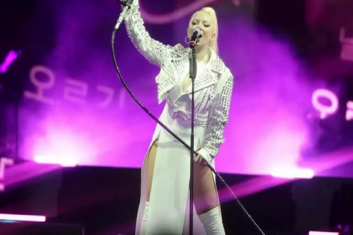 Ece Seçkin konserinde panik yaratan anlar
