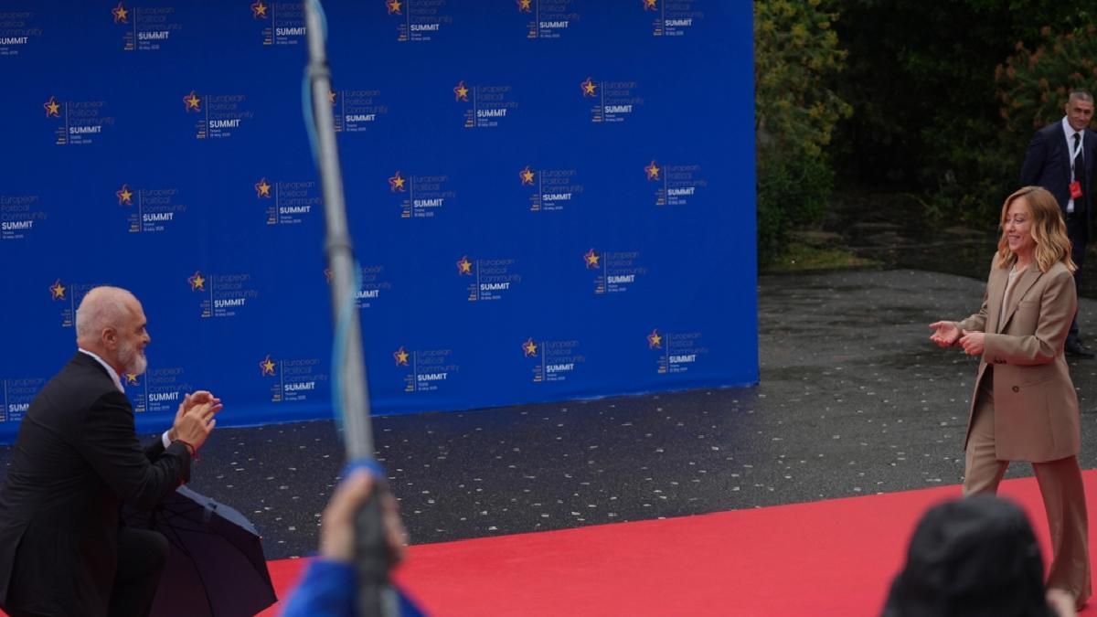 Edi Rama, Meloni’nin karşısında diz çöktü