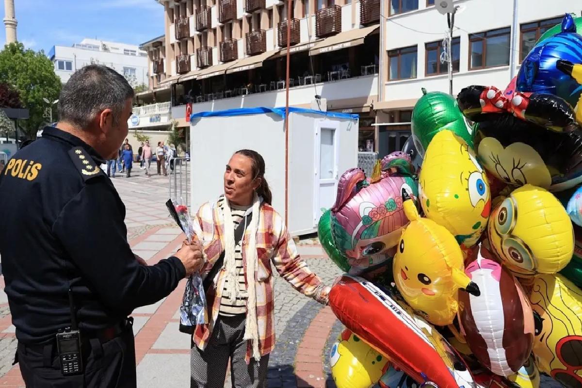 Edirne Emniyet Müdürü’nden Emekçilere Çiçek