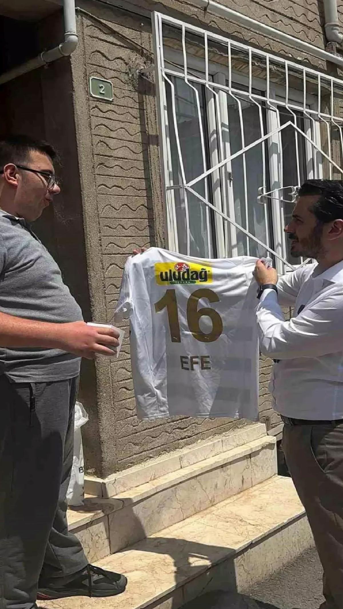 Efe, Lider Kurtuluş’tan Bursaspor Forması Aldı