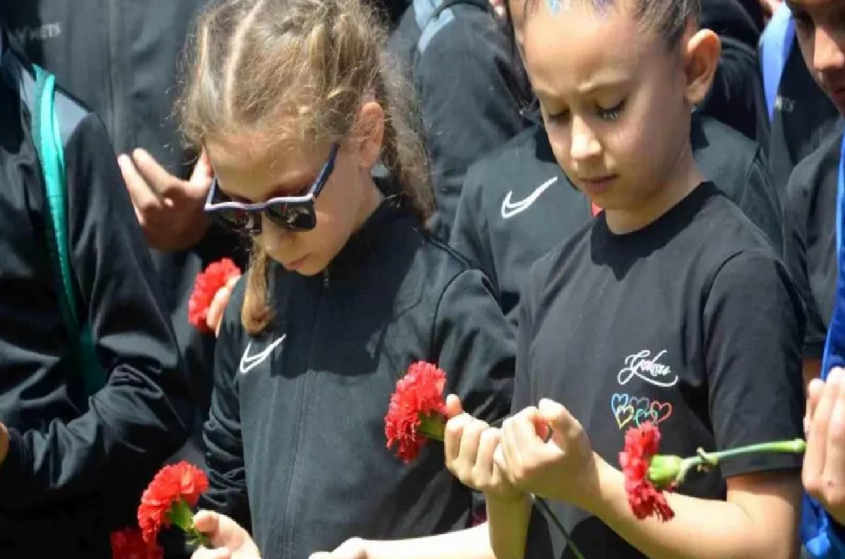 Efsane cimnastikçi Canbaş, karanfillerle anıldı