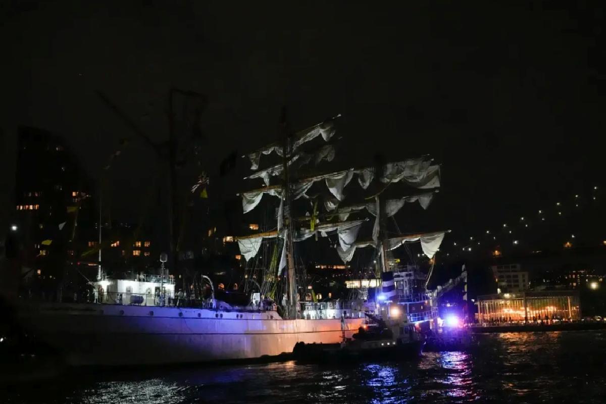 Eğitim Gemisi Brooklyn Köprüsü’ne Çarptı