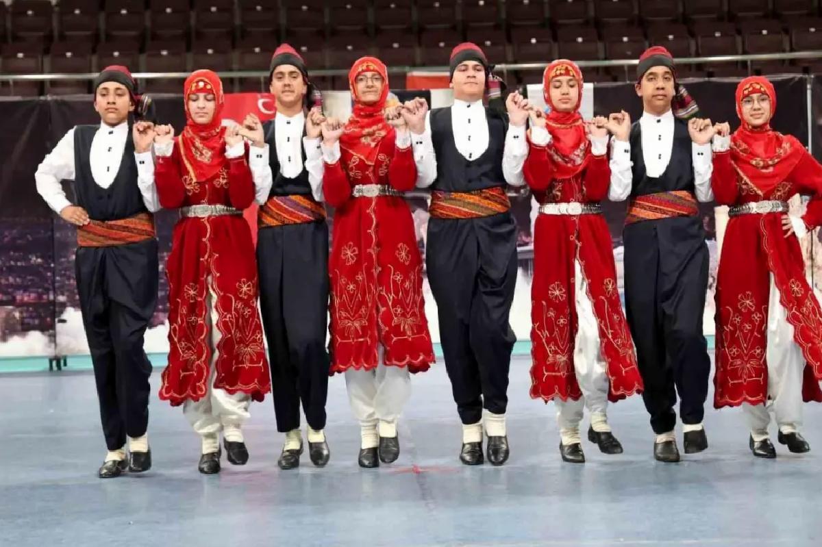 Elazığ’da Renkli Halk Oyunları Müsabakası