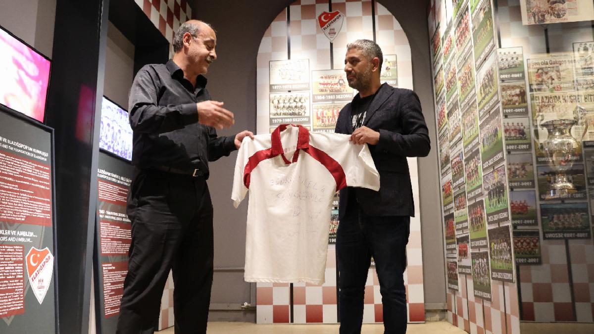 Elazığspor’un birinci sefer Muhteşem Lige çıktığı formayı, müzeye bağışladı
