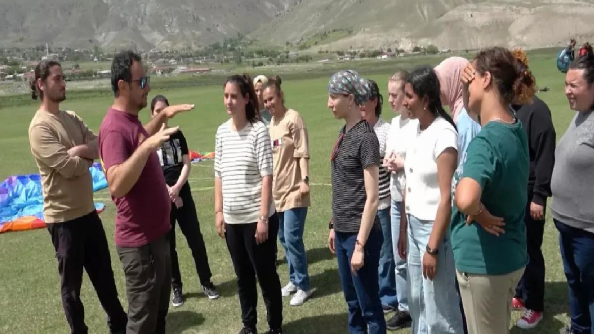 Engelli Kız Çocukları Yamaç Paraşütü ile Uçtu