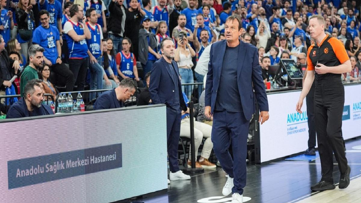 Ergin Ataman’dan şok kelamlar: Tribünlerle gerildi, sahayı terk etti