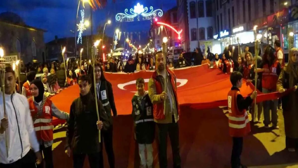 Erzurum’da Meşaleli Yürüyüş İle Bayram Coşkusu