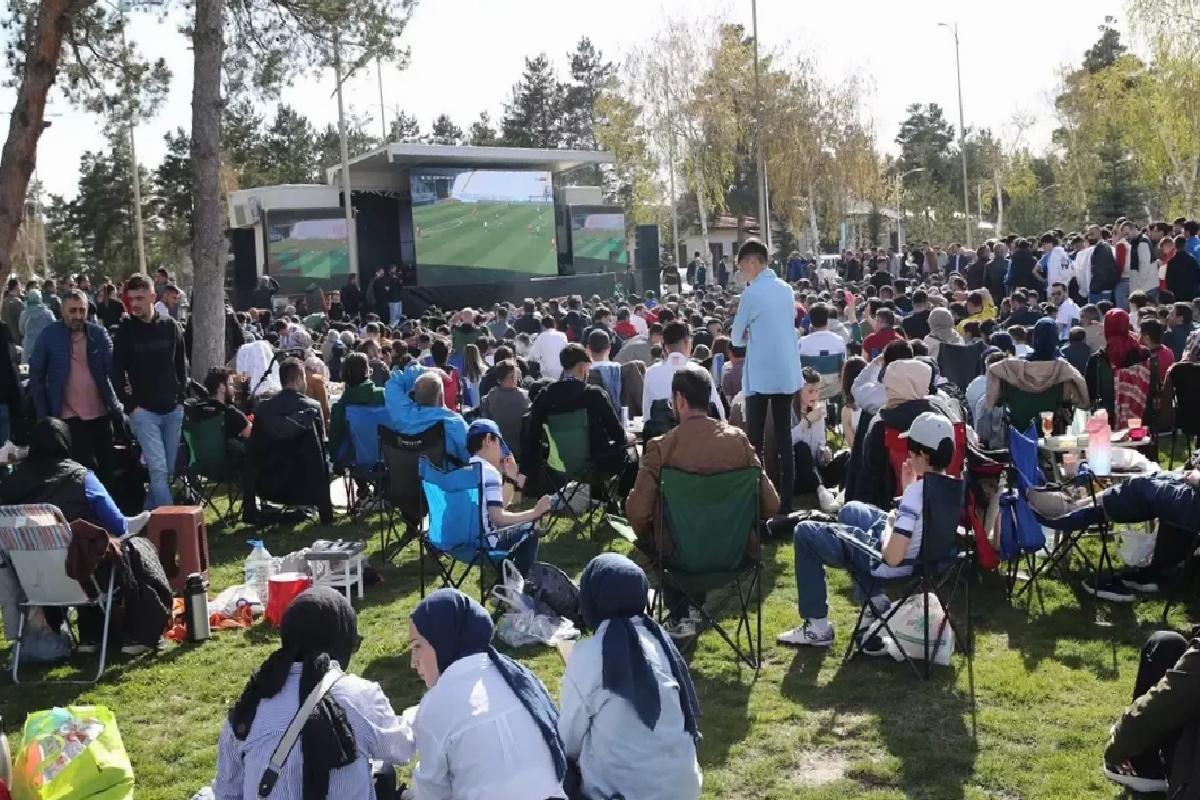 Erzurumspor Taraftarları Maçı Dev Ekrandan İzledi