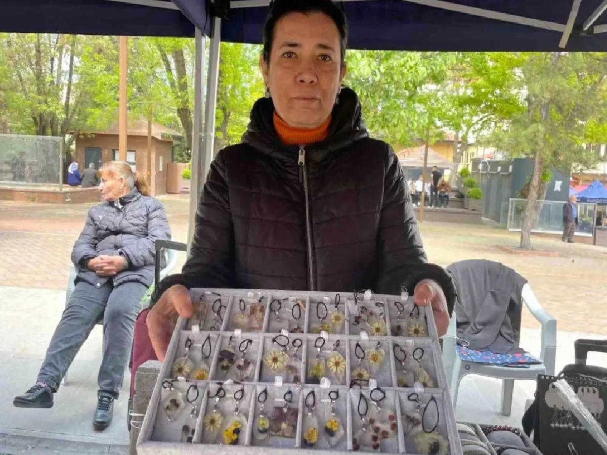 Eskişehir’de Canlı Çiçek Kolyeleri İlgi Gören El Sanatları