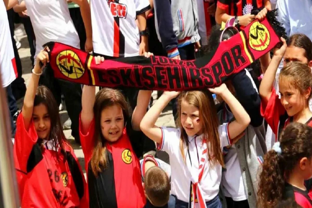 Eskişehirspor futbolcuları öğrencilerle buluştu