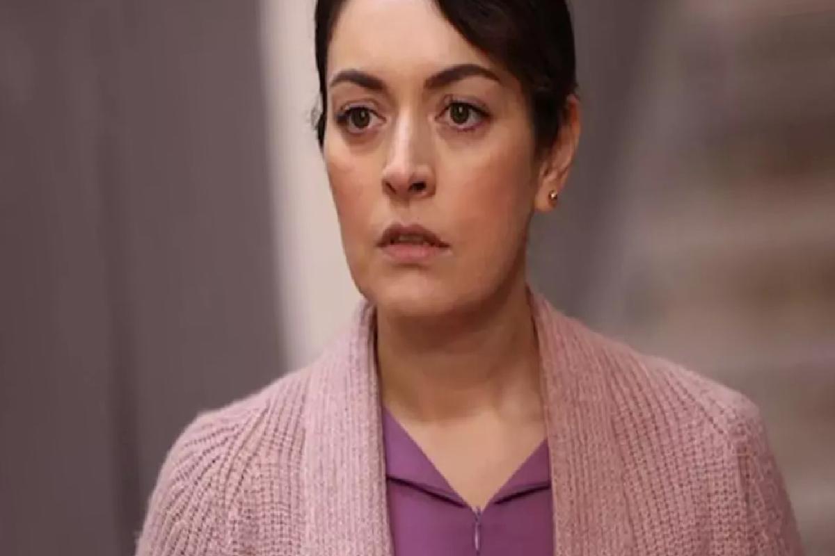 Ezgi Mola’nın konutunu işgal ettiler