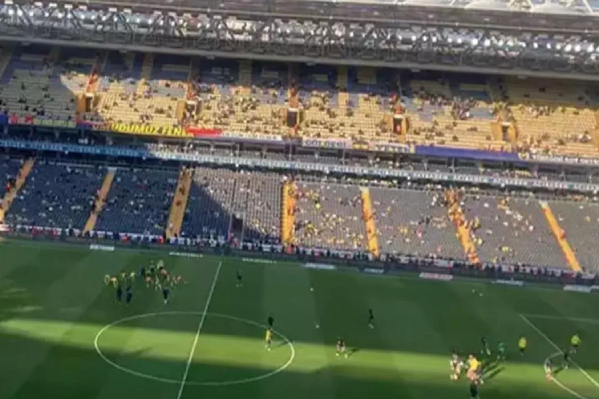 Fenerbahçe tribünleri maç başlar başlamaz futbolcuları ıslıkladı